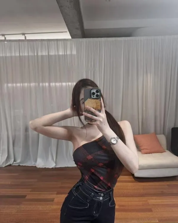 长宁廋廋大胸颜值妹子
