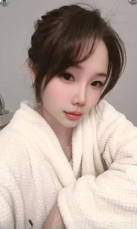 短发美乳御姐