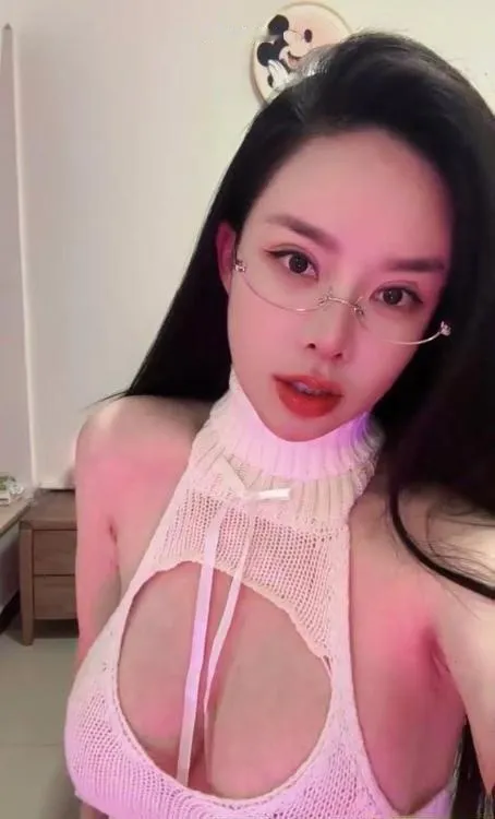 丰乳肥臀模特卡丽