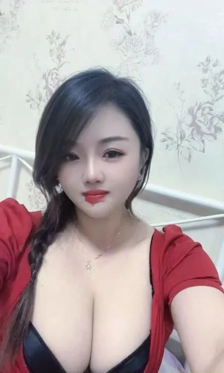 甜美大胸妹子