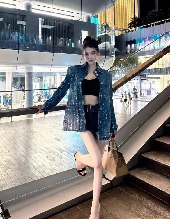 大胸长腿网红款妹妹