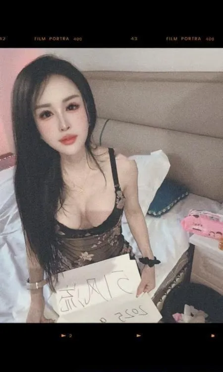 礼嘉肤白大胸少妇