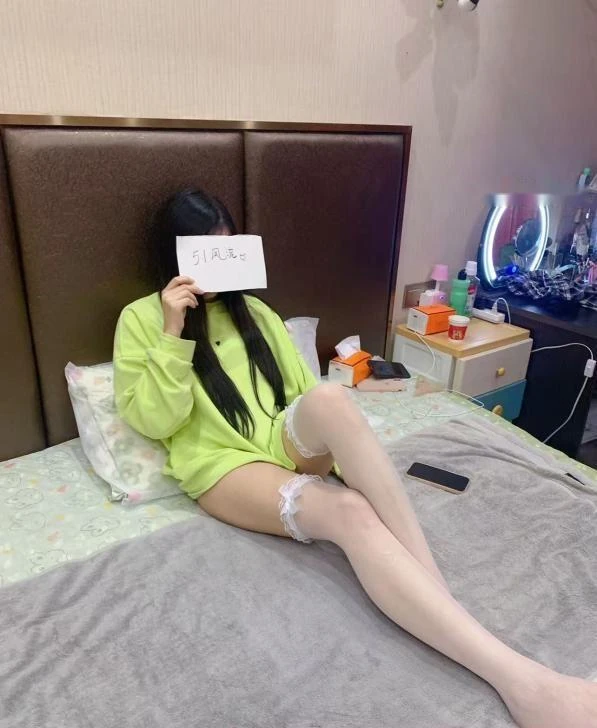 江岸的长腿大美嫩妹
