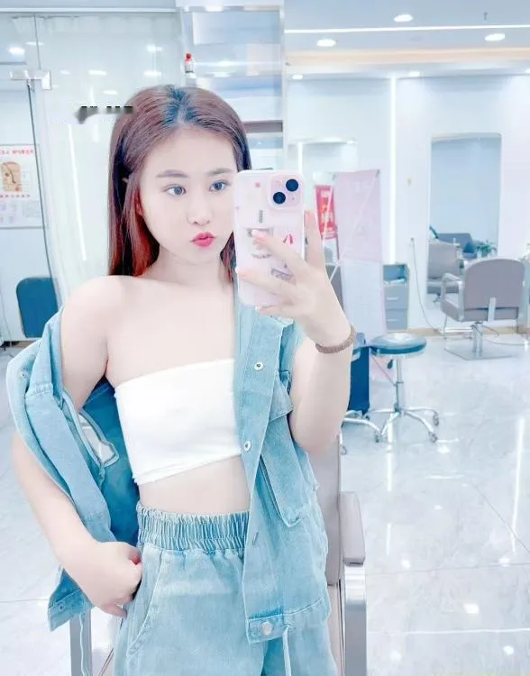粉嫩美乳白虎妹
