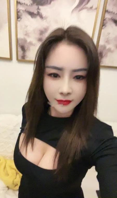 服务型大胸美女