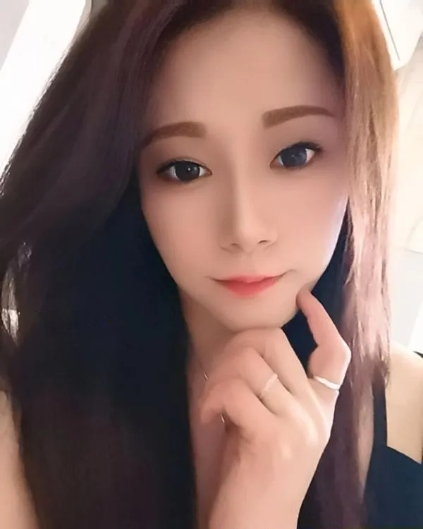 龙华丰满性感美女