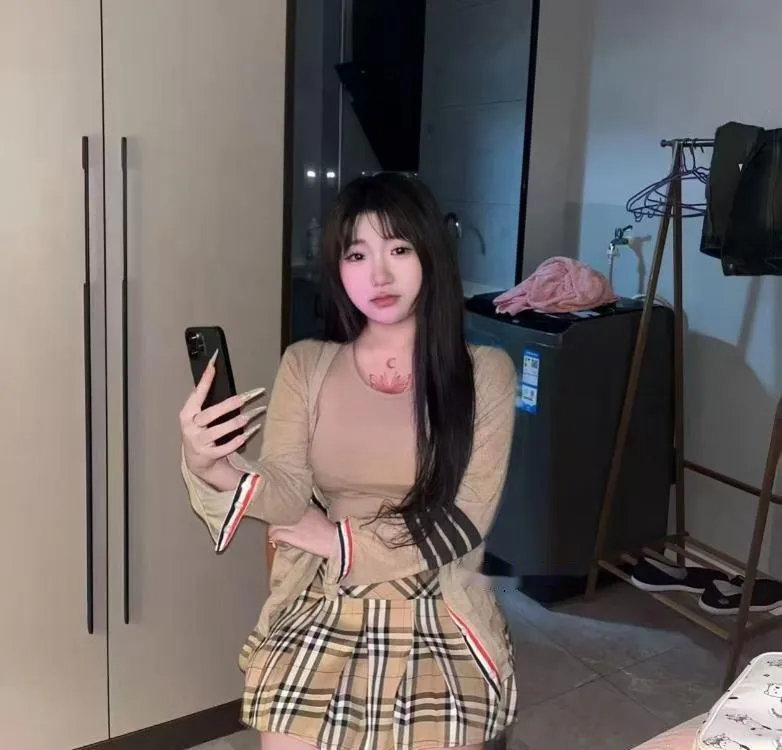 wt三点粉白虎嫩妹