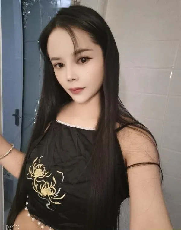 小巧可爱的巨乳美女