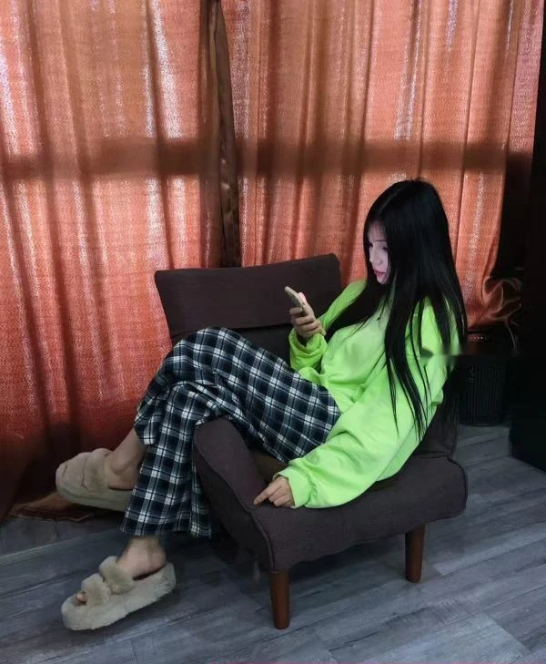 江岸的长腿大美嫩妹