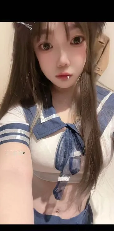 出击肤白小美眉