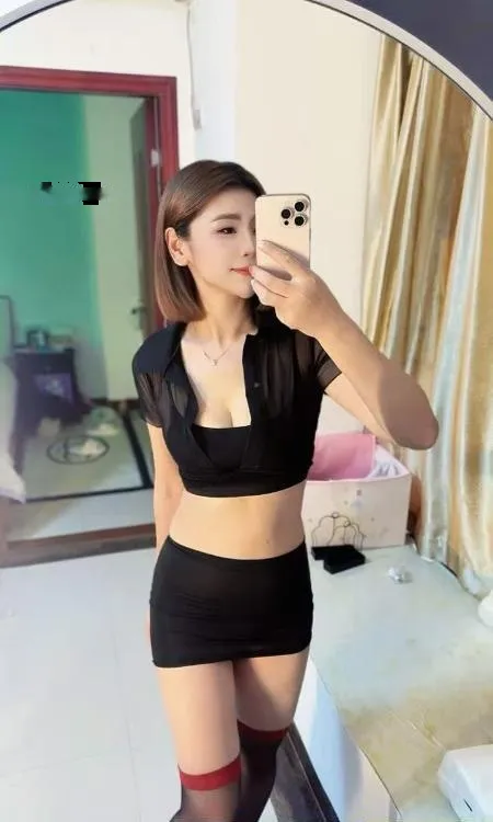 丰满短发美女