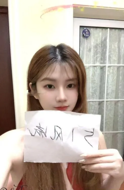 建邺冷白皮美少女