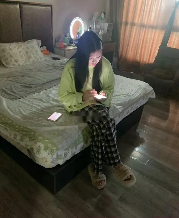 江岸的长腿大美嫩妹