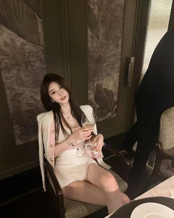 大胸长腿网红款妹妹