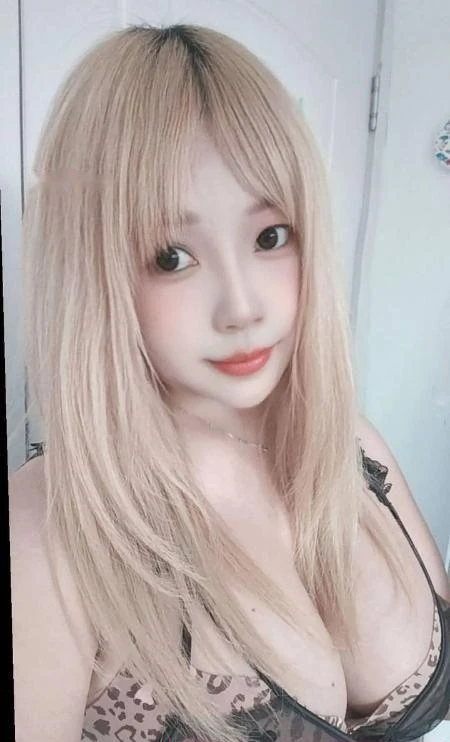 甜美多汁风骚大胸妹