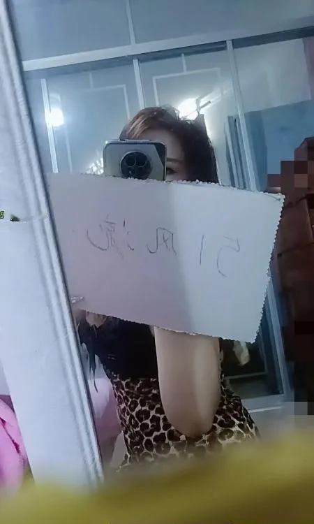 四川皮肤白貌美骚货