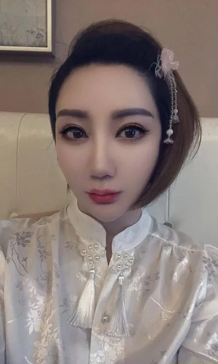 天河珠宝御姐
