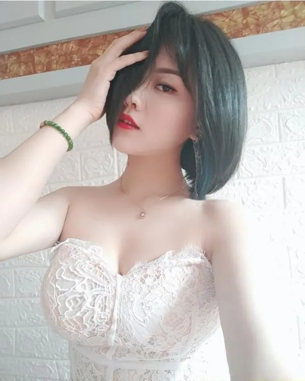 短发韵味风骚女郎