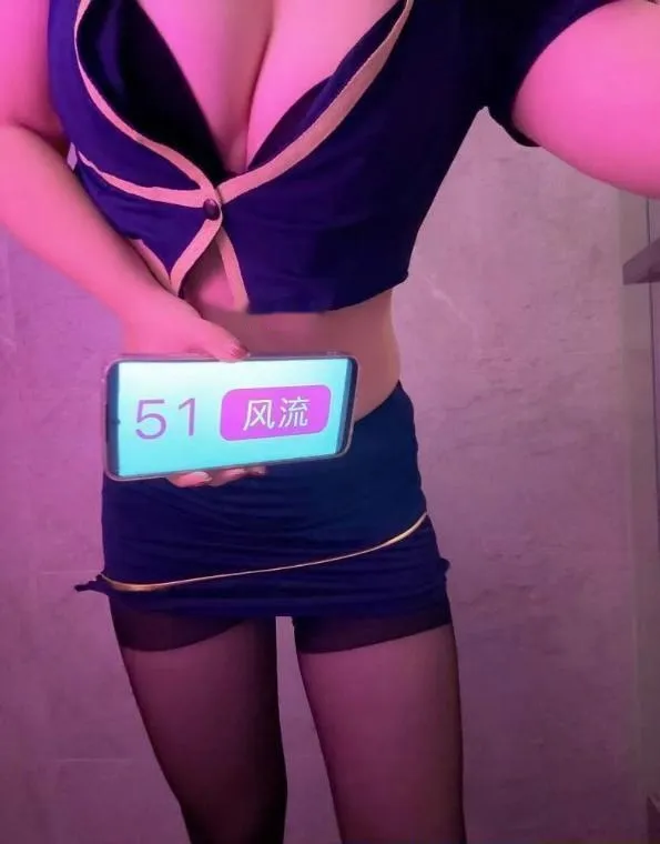 黑丝翘臀小雪