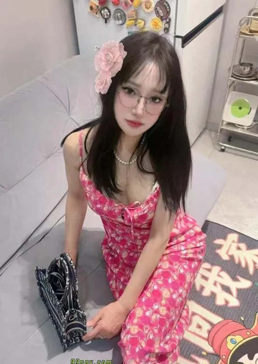 体验黑丝眼镜少妇