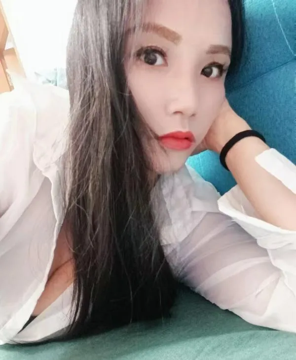 玩的很开的美妇
