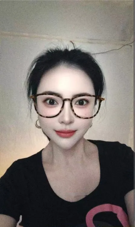 双飞眼镜儿妹妹和闺蜜