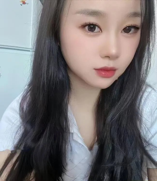 18岁微胖嫩妹