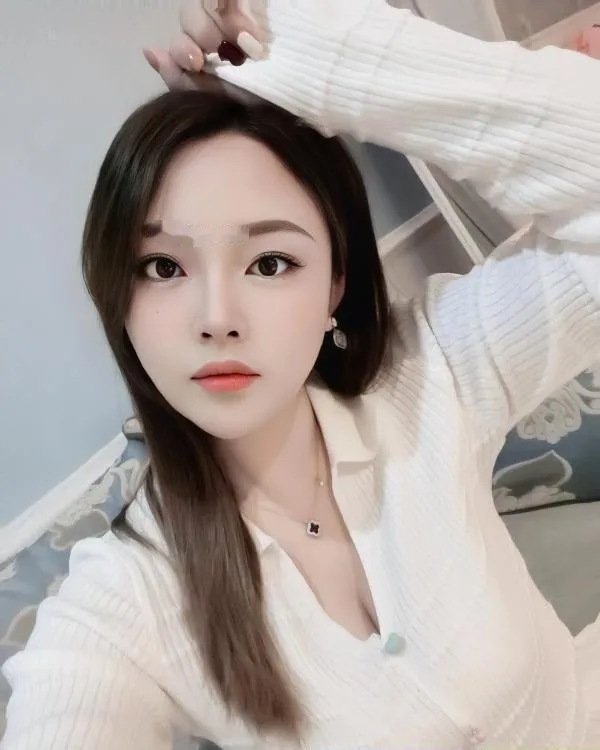 大胸气质小美女