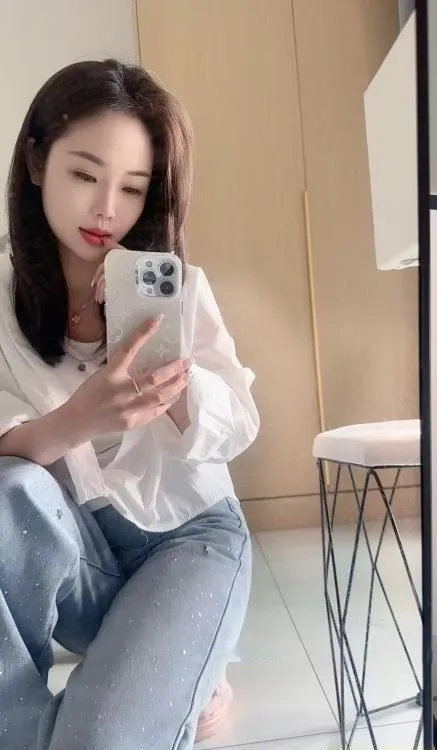 短发美乳御姐