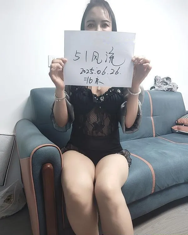 气质黑丝腿精妹子