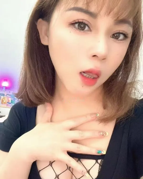 湿吻大胸美女