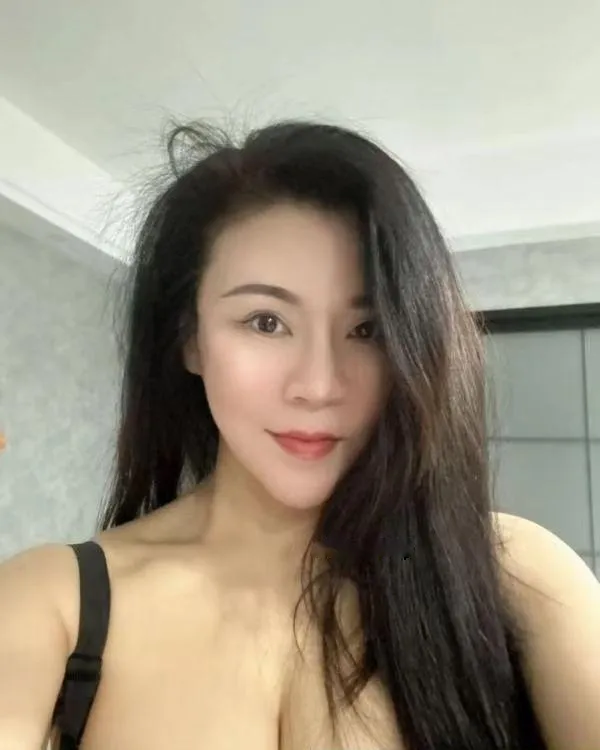 E奶熟女飘雪