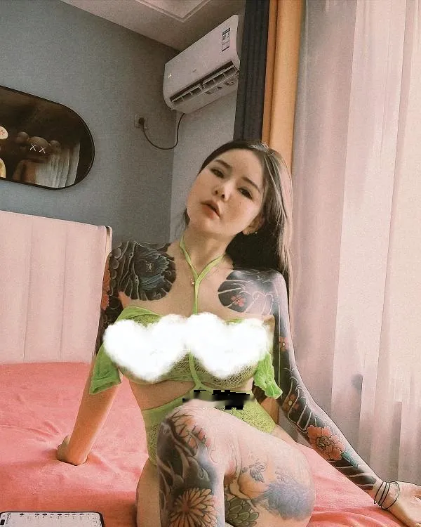 纹身女猫猫