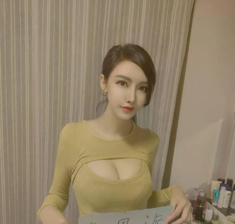 前凸后翘风骚蜜桃臀