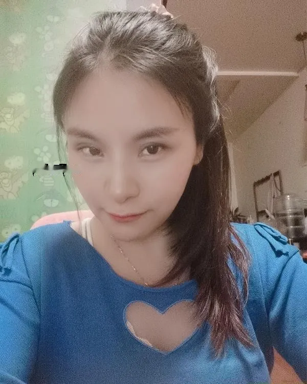 汉口火车站娇小女人