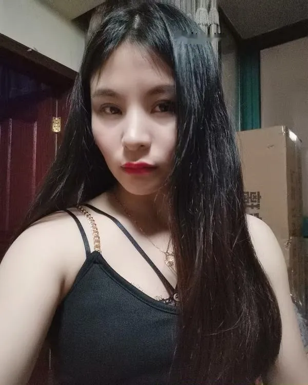 汉口火车站娇小女人