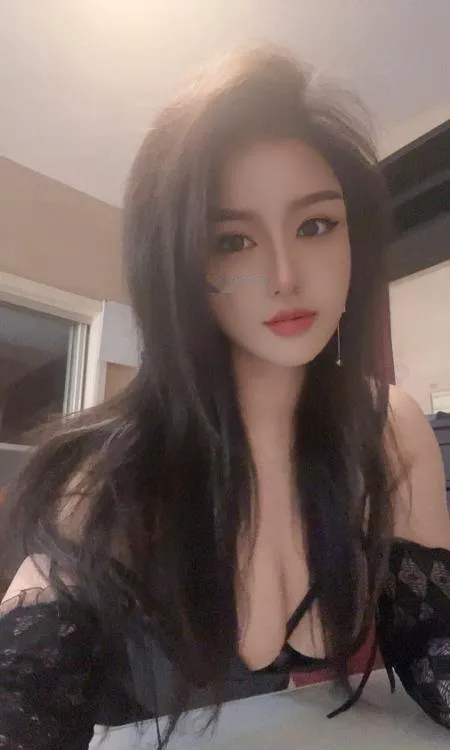 前凸后翘白苏妹