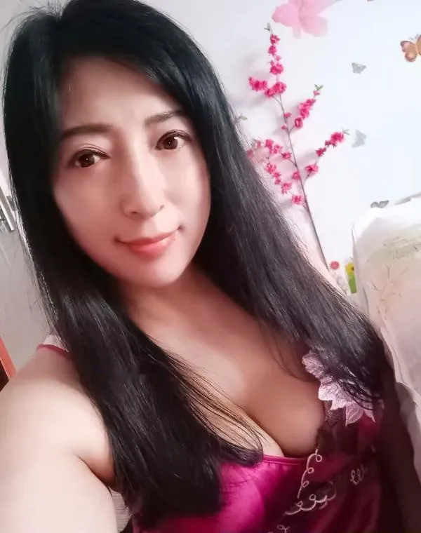 南开爱花爱猫的熟女