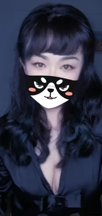 苗条少妇