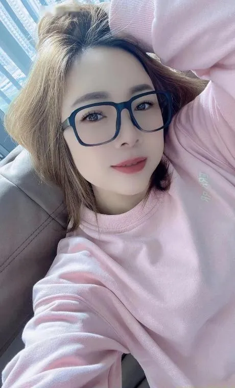 越秀眼镜小媳妇