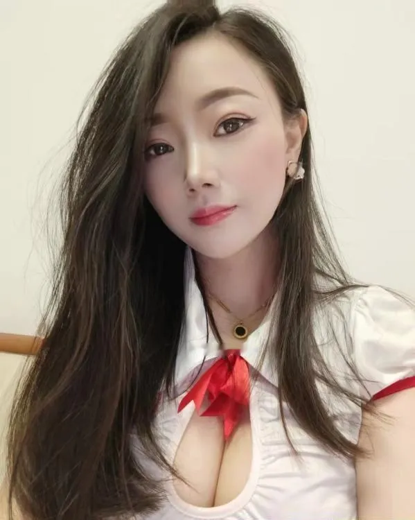 大波妹水床少妇