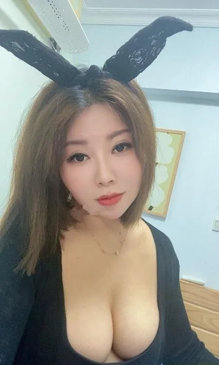 兔女郎诱惑少妇