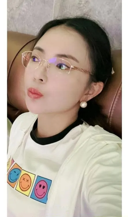 双飞眼镜儿妹妹和闺蜜