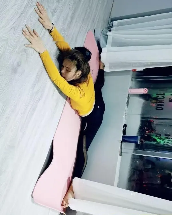 一字马丝袜小妖精樱子