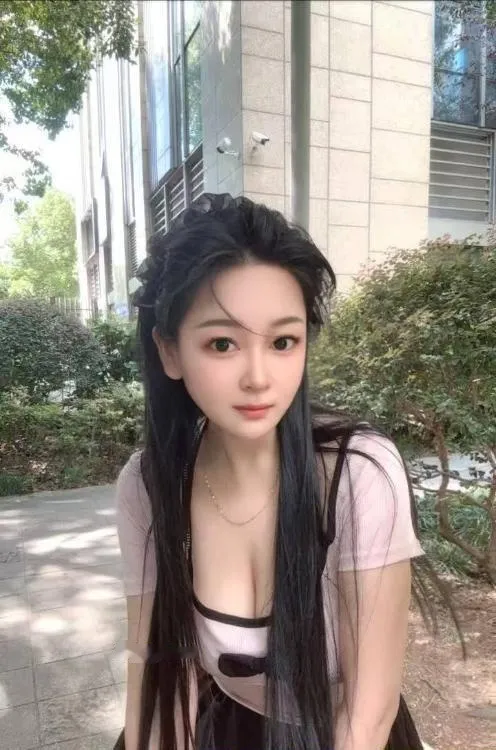 深喉B紧大波妹
