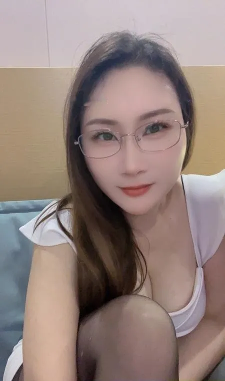 服务系大胸美少妇