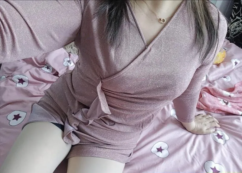 湖塘性感少妇白云