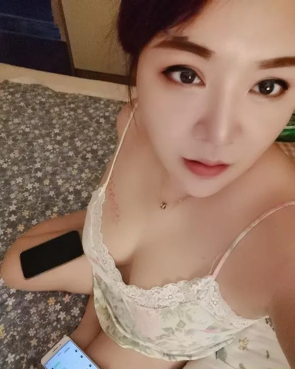 玄武门地铁站大胸熟女