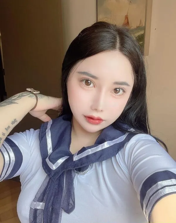 年轻丰满纹身小妹
