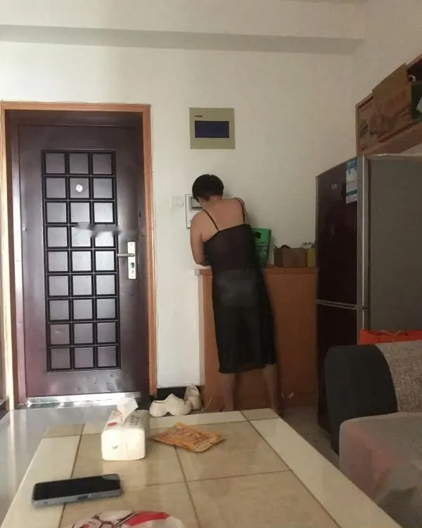 经常晒网的少妇